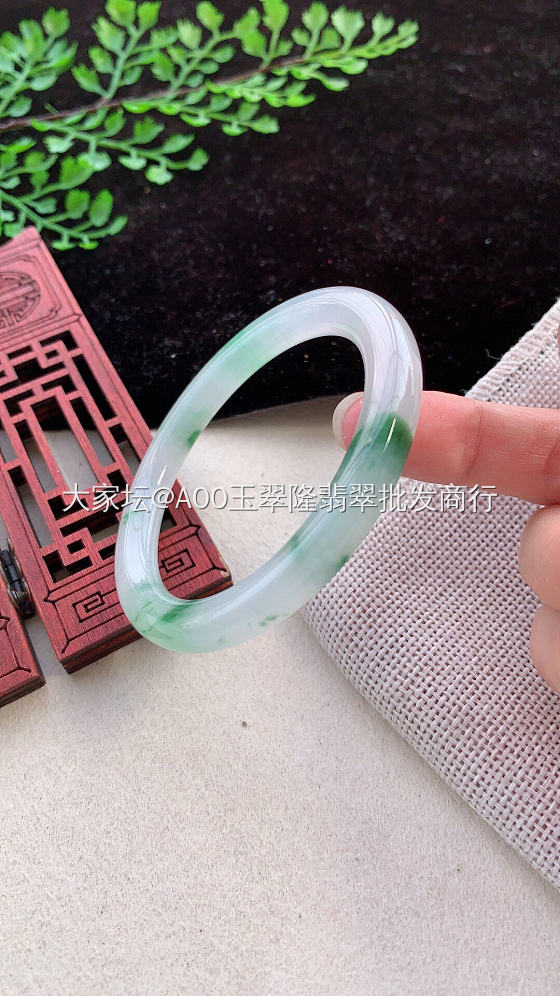飘绿花的圆条 小手美滋滋_翡翠