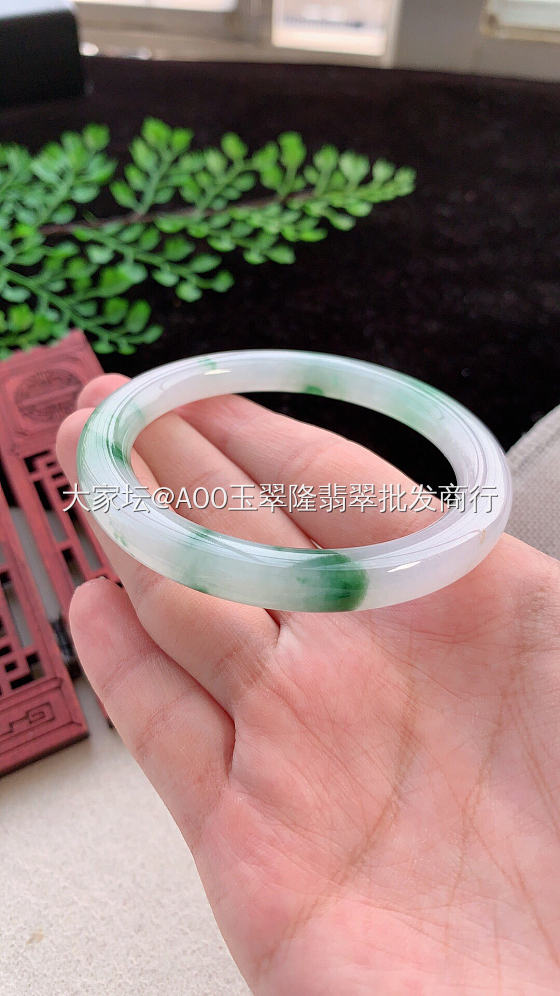 飘绿花的圆条 小手美滋滋_翡翠