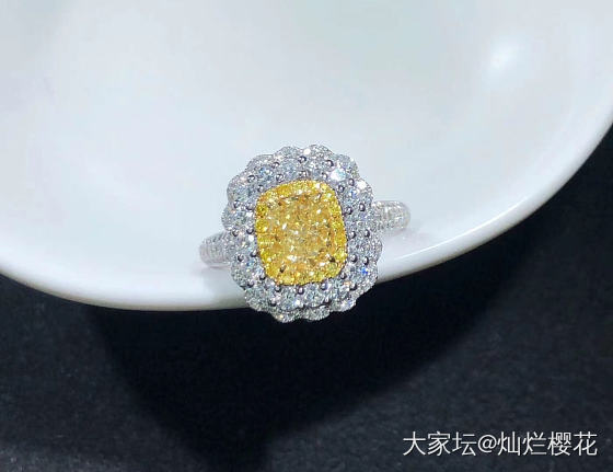 一克拉豪华镶嵌克拉黄钻戒指，配钻好大好大的，实物看起来2-3克拉大哦！一万多的双..._钻石
