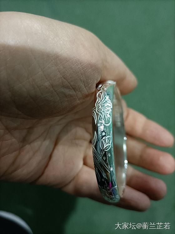 今天收到了建工醉荷，坛红果真名不虚传！真的是一件艺术品，都舍不得戴了！_银
