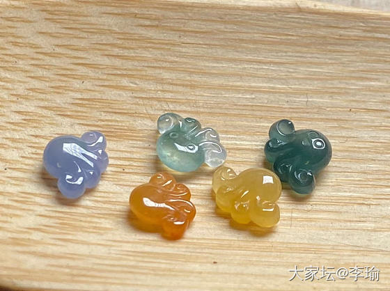 才入坑不久，翡翠也陆陆续续入了一些，我觉得我是比较大胆的，都是说入镯子要多看，多...
