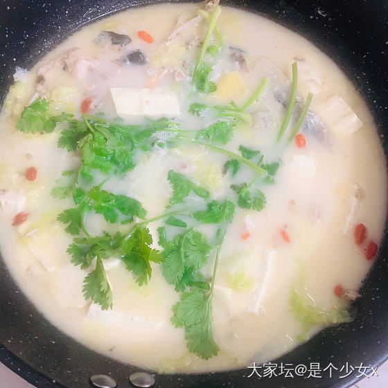 广东有点冬天的感觉了，来碗热乎鱼头汤吧。