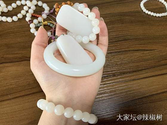 一手白白，还差肥嘟嘟的平安扣了_和田玉