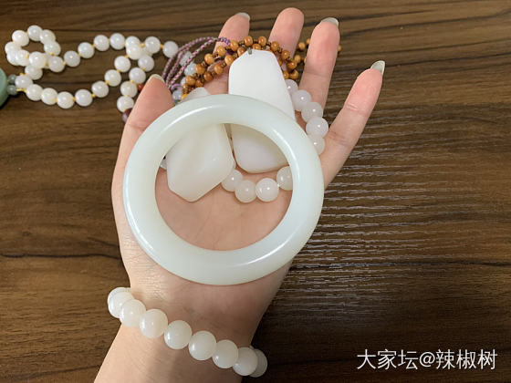 一手白白，还差肥嘟嘟的平安扣了_和田玉
