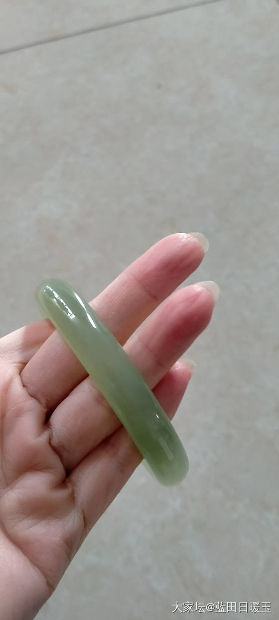 大家帮我康康这只60元岫玉手镯值得入手吗，62口，黑点点有点多_岫岩玉