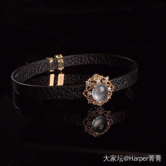 黑色的真皮带，镶嵌18k金
可拆卸下来，套个指圈就是戒指，穿个链子就是吊坠
一物..._首饰