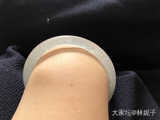 这种镯子能值多少？_翡翠