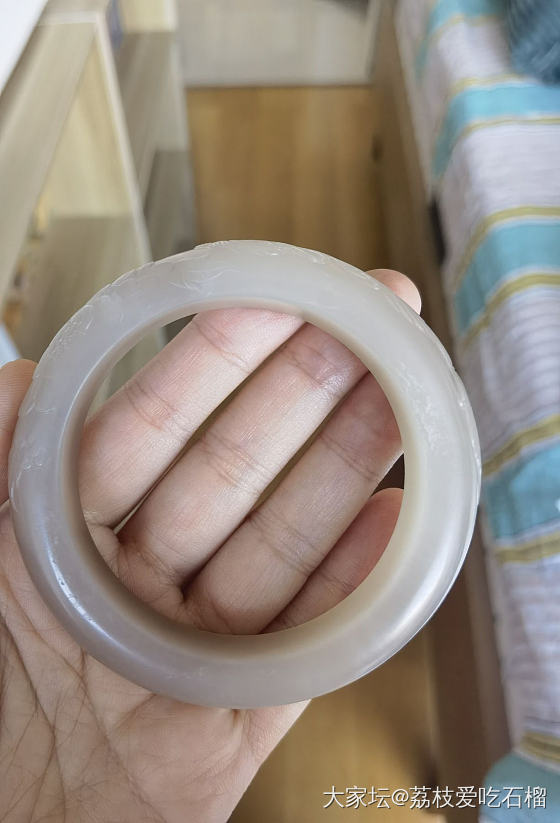 今天拿到的镯子，说是浓藕粉的，小两千块钱，大家帮我看看值不值得入手吧_手镯和田玉