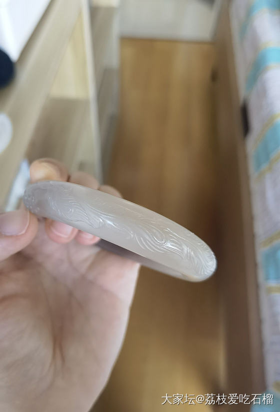 今天拿到的镯子，说是浓藕粉的，小两千块钱，大家帮我看看值不值得入手吧_手镯和田玉