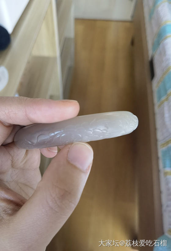 今天拿到的镯子，说是浓藕粉的，小两千块钱，大家帮我看看值不值得入手吧_手镯和田玉