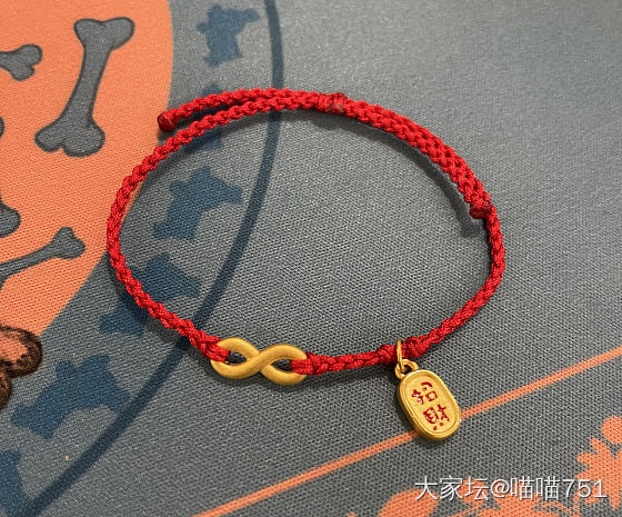 两个闺蜜本命年，一人给她们编了一根红手绳_编绳