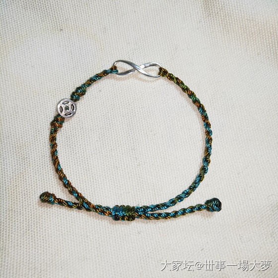 两个闺蜜本命年，一人给她们编了一根红手绳_编绳