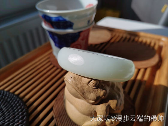 冬日暖阳，室外雾霾依旧，在家品一颗小青柑、盘一只玉镯，简单、清新、安逸！_和田玉