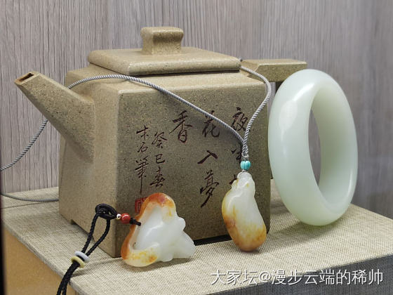 冬日暖阳，室外雾霾依旧，在家品一颗小青柑、盘一只玉镯，简单、清新、安逸！_和田玉