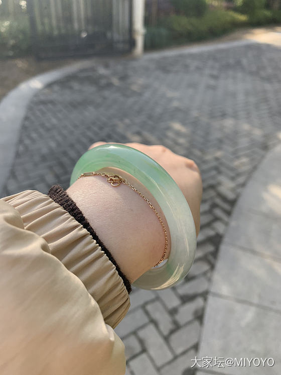 存货图，顺便可以看一下不同光线下拍翠翠的区别_手镯翡翠