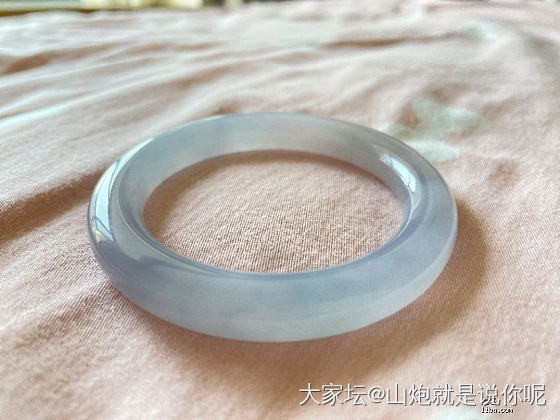 这仨镯子哪个最贵？大家来猜_翡翠手镯