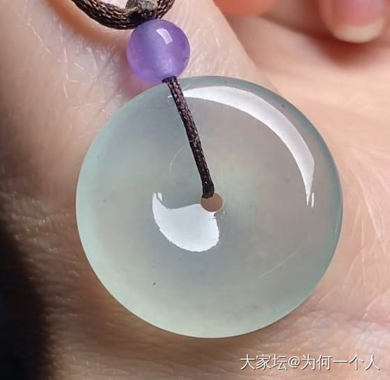 想问问中四价格能买到什么样的翡翠扣子_翡翠