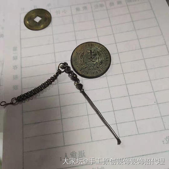家里老房子准备拆了，今天回家收拾，捡到这几个老物件，不知道能值几个钱