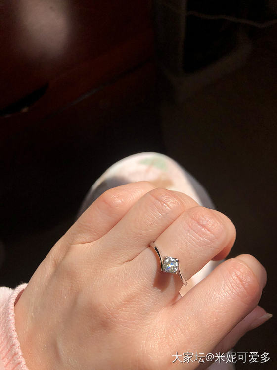 婚戒还是闪闪发光的！我向你奔赴而来，你就是星辰大海！你们的婚戒都是啥样的呢？_戒指钻石