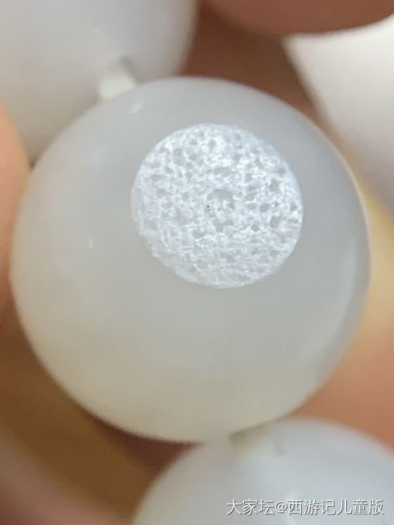 朋友在三年前在微商那里买了一串籽料手串，烦请大家帮忙请各位看看毛孔是不是籽料。_和田玉