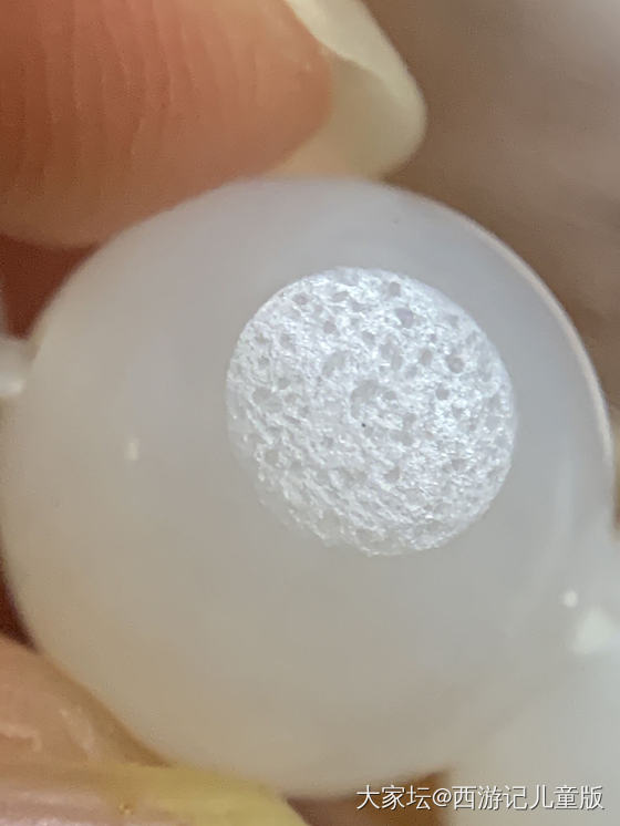 朋友在三年前在微商那里买了一串籽料手串，烦请大家帮忙请各位看看毛孔是不是籽料。_和田玉