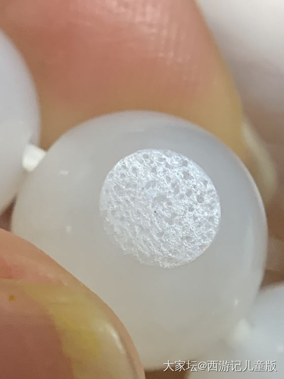 朋友在三年前在微商那里买了一串籽料手串，烦请大家帮忙请各位看看毛孔是不是籽料。_和田玉