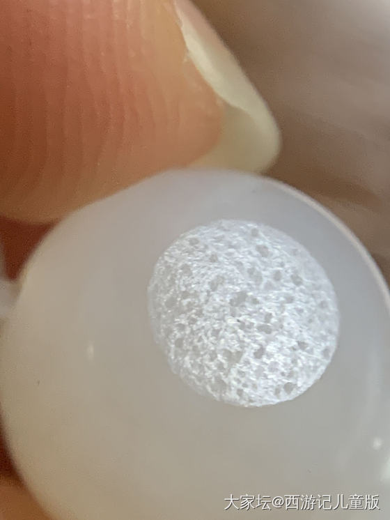 朋友在三年前在微商那里买了一串籽料手串，烦请大家帮忙请各位看看毛孔是不是籽料。_和田玉