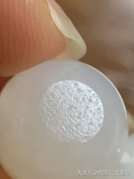 朋友在三年前在微商那里买了一串籽料手串，烦请大家帮忙请各位看看毛孔是不是籽料。_和田玉