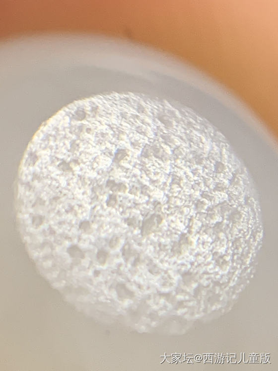 朋友在三年前在微商那里买了一串籽料手串，烦请大家帮忙请各位看看毛孔是不是籽料。_和田玉