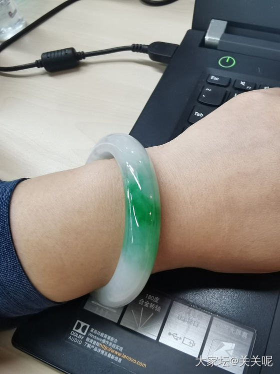 感觉绿翡翠镯子怎么搭配好看呀！！_翡翠