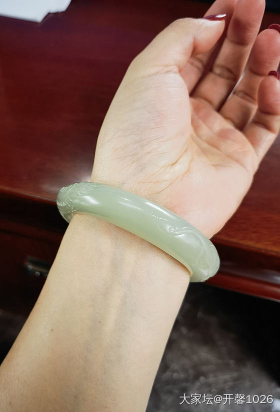多年前买的一直雕刻和田玉籽镯，龙凤雕刻大轮胎，16000来的，不懂玉，也不知道亏_手镯和田玉