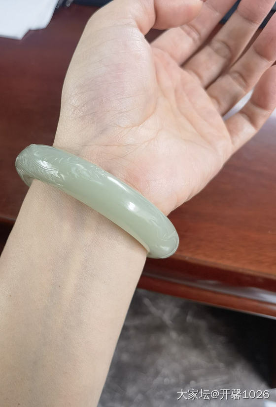 多年前买的一直雕刻和田玉籽镯，龙凤雕刻大轮胎，16000来的，不懂玉，也不知道亏_手镯和田玉