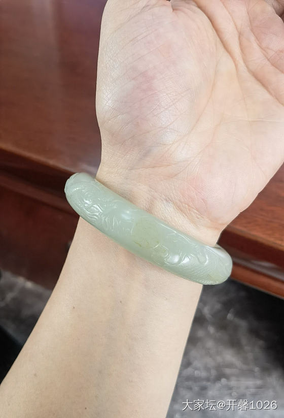 多年前买的一直雕刻和田玉籽镯，龙凤雕刻大轮胎，16000来的，不懂玉，也不知道亏_手镯和田玉