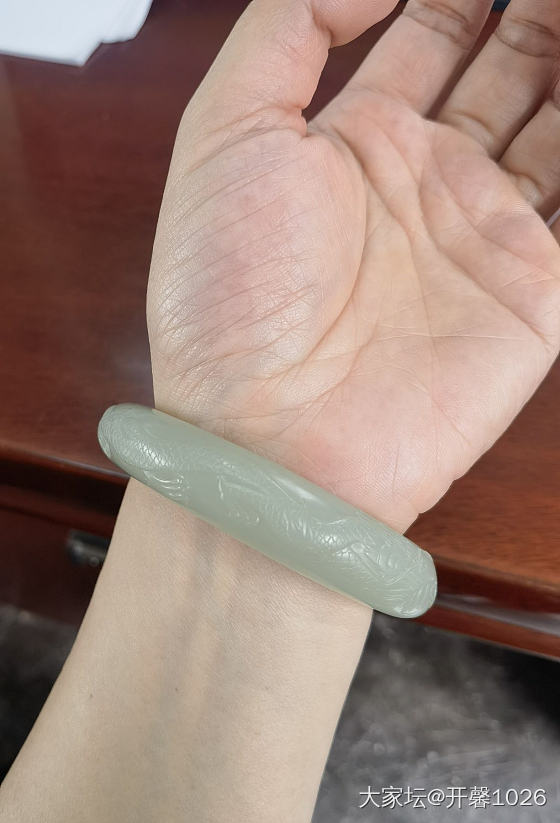多年前买的一直雕刻和田玉籽镯，龙凤雕刻大轮胎，16000来的，不懂玉，也不知道亏_手镯和田玉