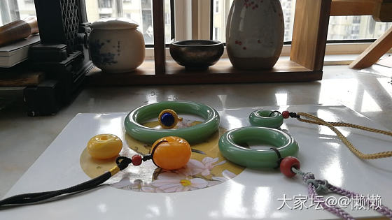 今天收到一个粉青瓷蓝镯子，条宽10*10，53，圈围刚好，过灯无结构，无瑕疵，价..._和田玉