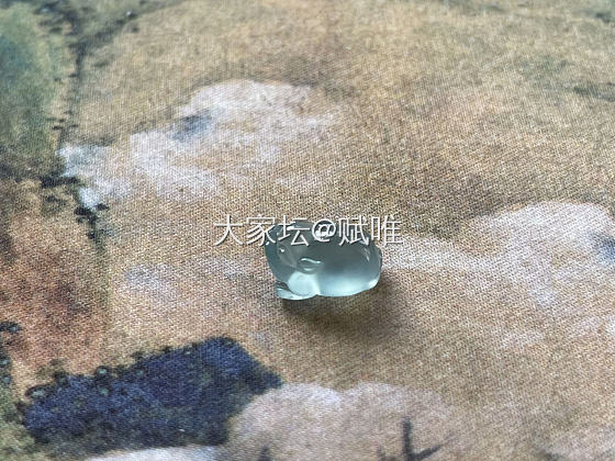 一只可爱的小金蟾_翡翠