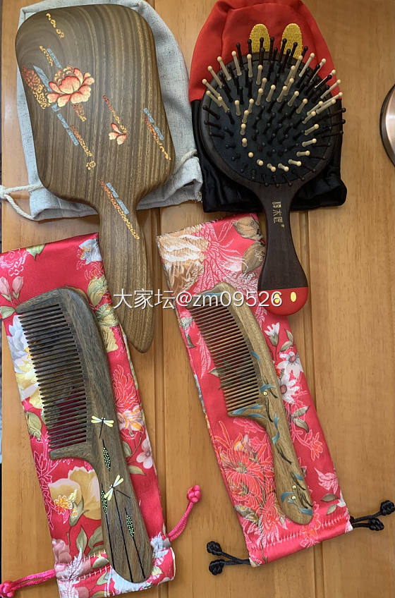 晒晒手上的几把木梳子♥️_匠人木