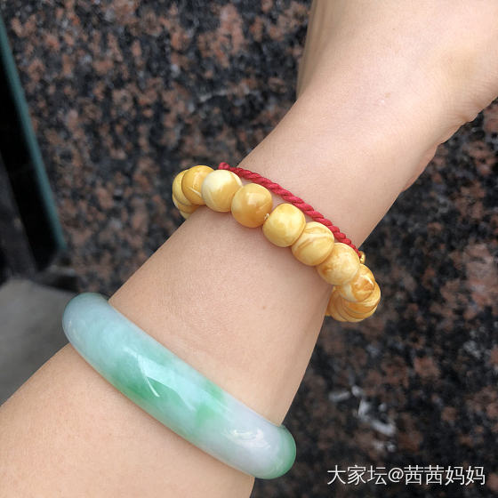 今日份手上穿搭，哈哈哈_琥珀蜜蜡
