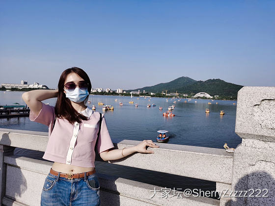 姐妹们，买了个半袖，太短了，但质量挺好的，该怎么搭的穿啊，现在还有腰很高的裤子吗_包包