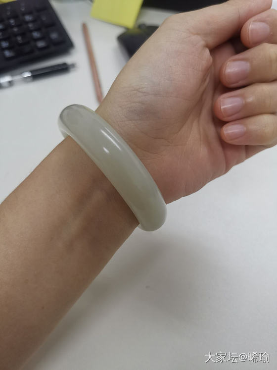 请教大家这个白度的籽镯，没留皮，只有开料图片，50圈口，价格差一点到3W，值得留..._和田玉