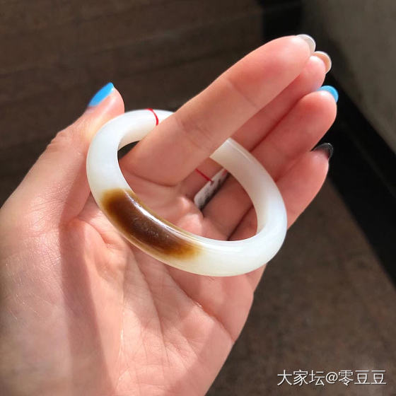 请教大家这个白度的籽镯，没留皮，只有开料图片，50圈口，价格差一点到3W，值得留..._和田玉
