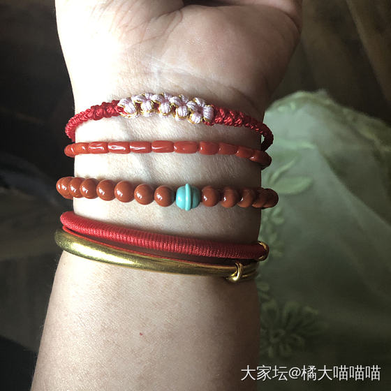 戴了一手本命红_串珠手饰珊瑚