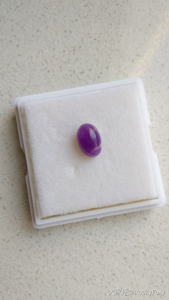 典型的光致变色宝石品种——变色紫方钠石(Hackmanite)_彩色宝石
