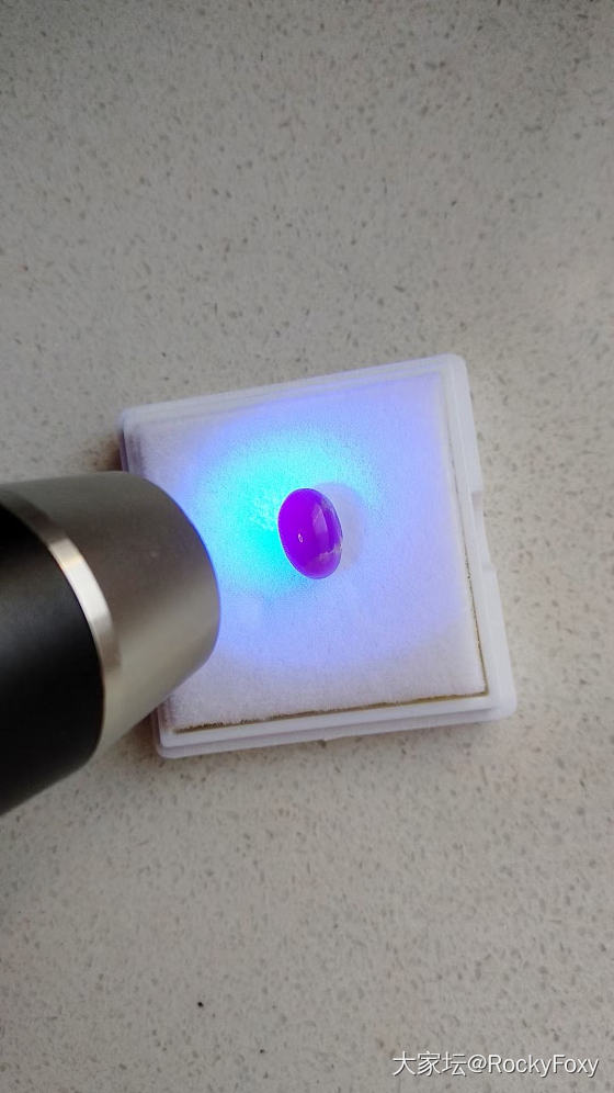 典型的光致变色宝石品种——变色紫方钠石(Hackmanite)_彩色宝石