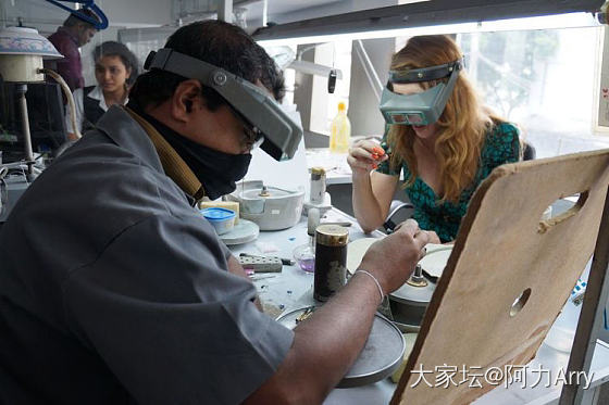 Sapphire Hunting in Sri Lanka在斯里兰卡寻找蓝宝石