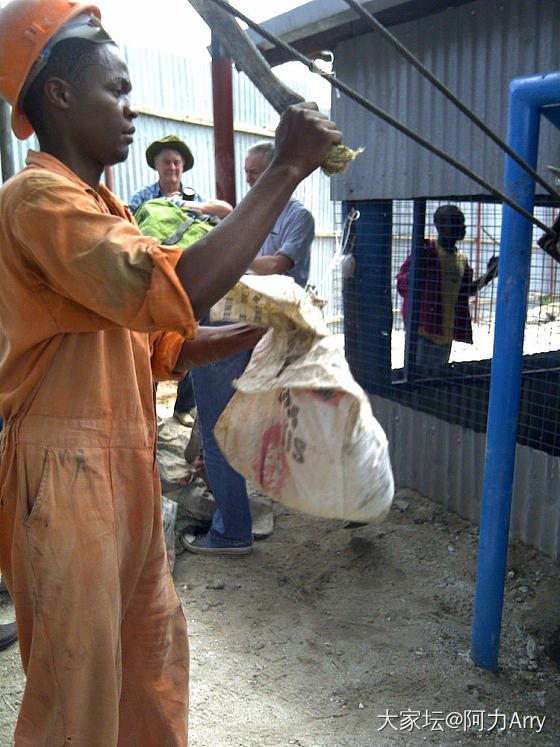 Tanzanita Hunting in Tanzania在坦桑尼亚寻坦桑石_彩色宝石