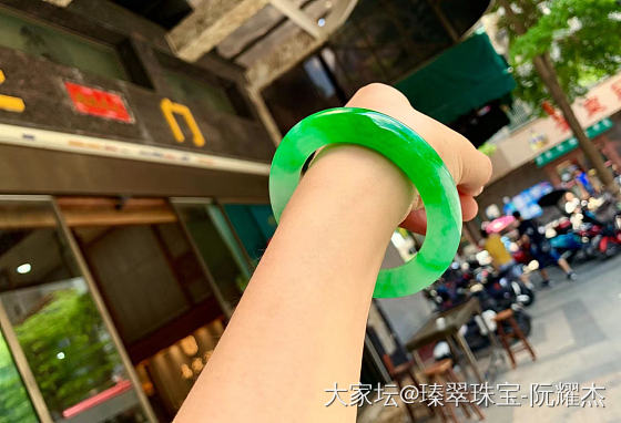 拥有心仪翡翠，
每一件都是唯一，
都是可遇不可求。_翡翠