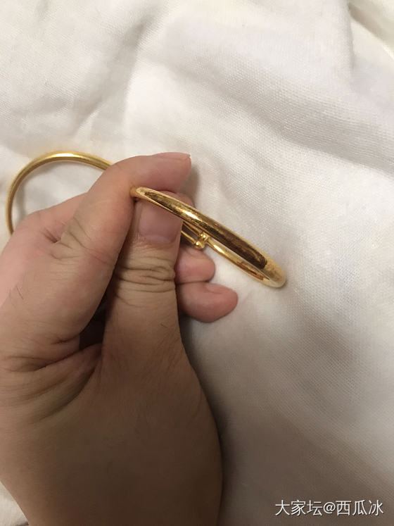 儿子生日亲人送的手镯，就戴了一次，过一年多拿出来变色了_手镯金