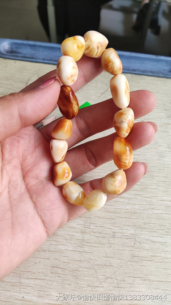 不懂蜜蜡，这个朋友推荐的，但是戴到手上很讨喜！嘻嘻_蜜蜡珠串