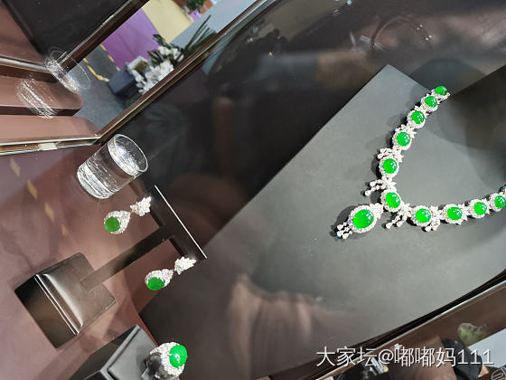 朋友圈看到的珠宝展上上亿的翡翠手镯 我的天 美死了_翡翠